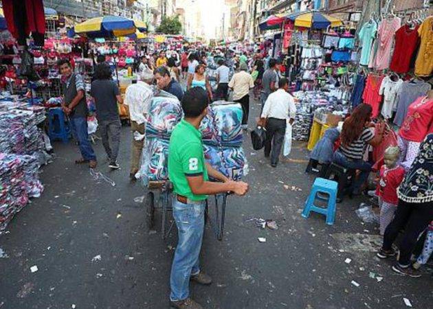 Ciudadanos se dedican a actividades económicas informales por "empleos de chiriperos" en sector formal dice economista.