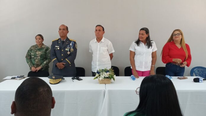 Escuela vocacional de las Fuerzas Armadas y Policía Nacional imparte charla en Azua