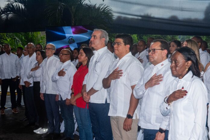 Presidente Abinader inaugura complejo habitacional en La Zurza