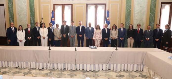 Abinader propone actualizar agenda de trabajo conjunta con exportadores para desarrollo del sector