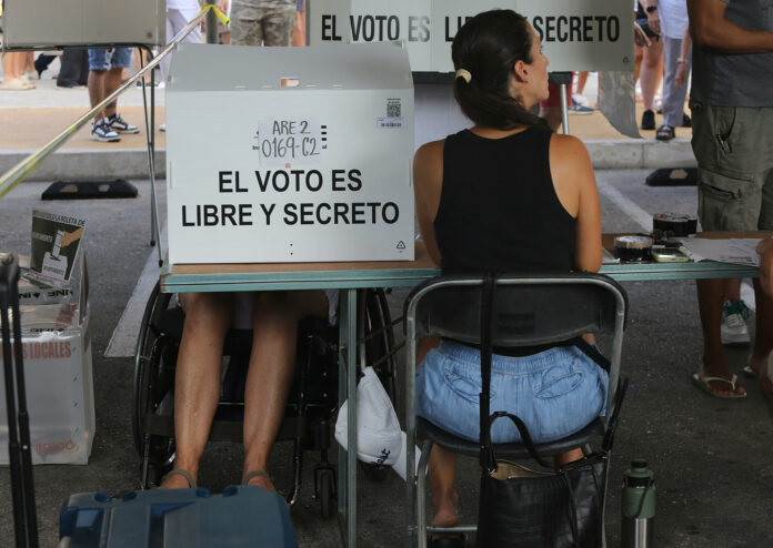 Abren los centros de votación en la mayoría del territorio de México
