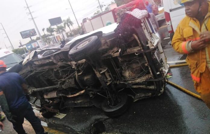 Cuatro heridos al colisionar vehículos en la Kennedy
