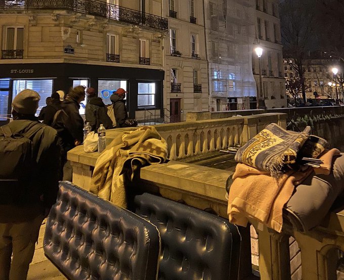 Desalojan migrantes de las calles de Paris previo a los
