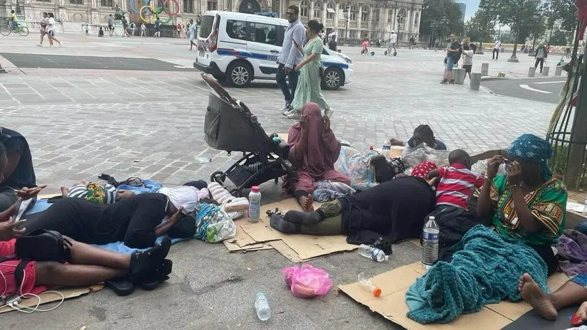Desalojan migrantes de las calles de Paris previo a los.webp