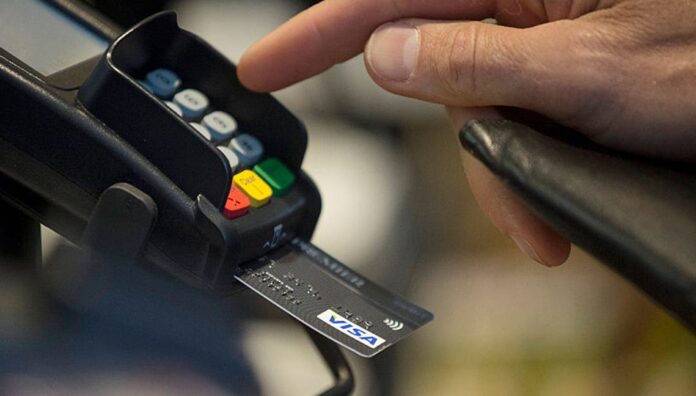Durante un año sacó RD$2.3 millones de una tarjeta ajena; lo apresan