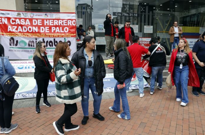 Funcionarios del Ministerio de Trabajo de Colombia comienzan huelga indefinida