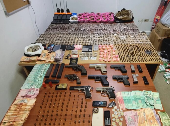 Operativo en Villa González: incautan armas, drogas, dinero en efectivo y otros elementos