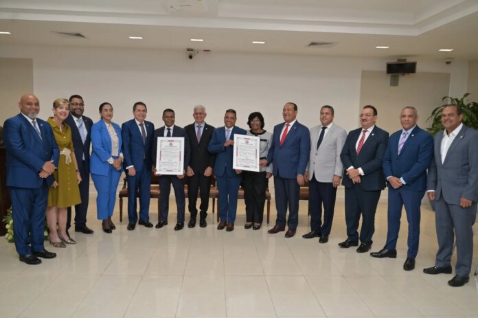 Senado reconoce las trayectorias de los humoristas Miguel Céspedes y Raymond Pozo