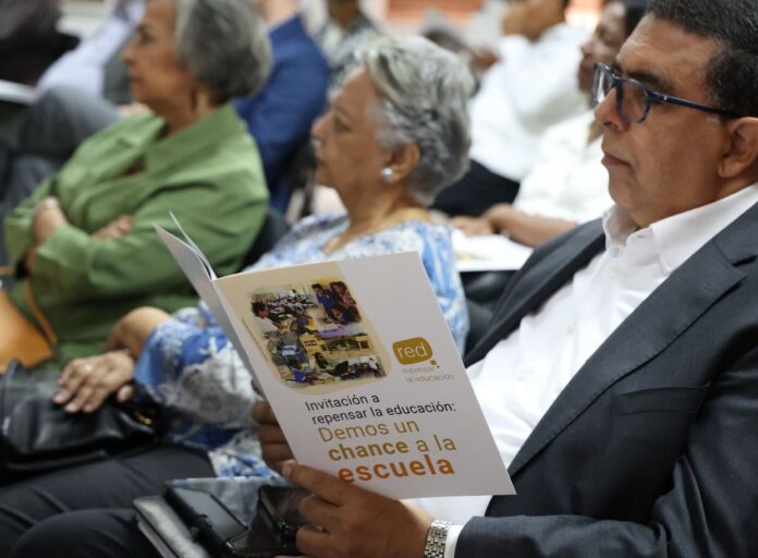 RED ve necesidad de despolitizar educación