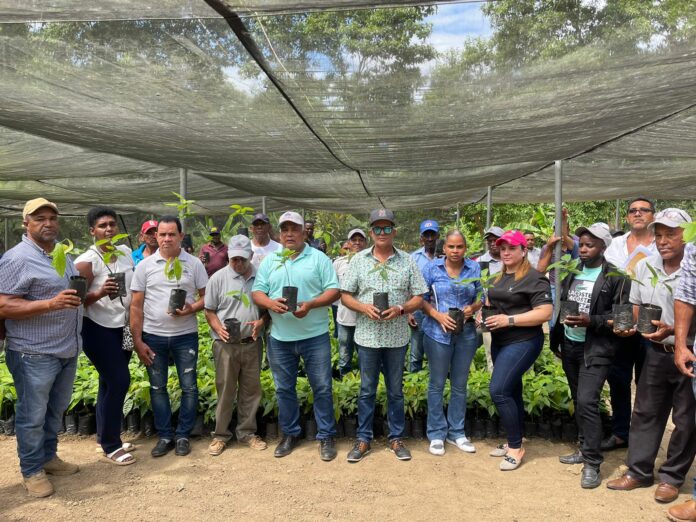 Desarrollo Fronterizo entrega plantas de cacao a productores de Monte Grande