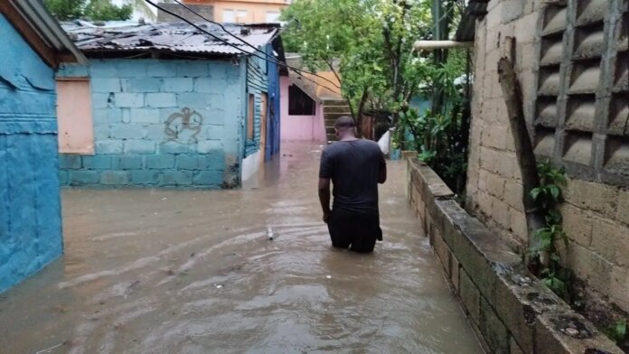 Residentes de Cancino Adentro preocupados por fuertes lluvias: Tenemos los imbornales tapados