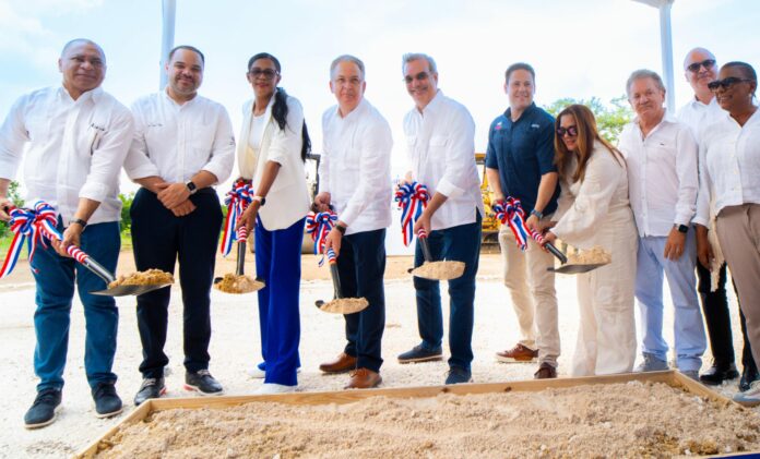 Presidente Abinader y Ministro Bonilla dan primer palazo para centro correccional preventivo en Higüey
