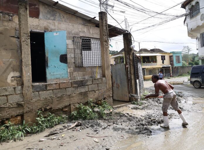 Cañada Arroyo Bonito lo inundó todo; residentes claman por autoridades