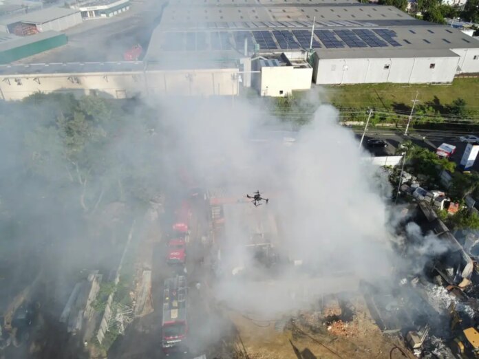 Nuevos detalles de incendio en almacén de constructora en Altos de Arroyo Hondo