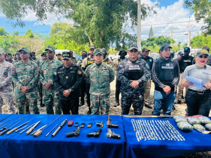 Autoridades incautan drogas, armas de fuego, armas cortantes y radios de comunicación en La Romana