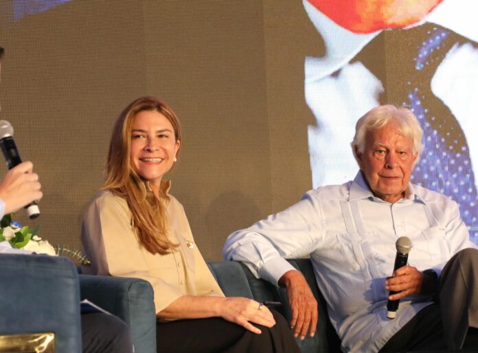 Felipe González lamenta que “la democracia está en retroceso” en una época difícil