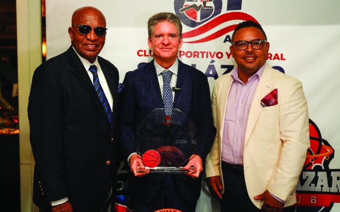 Figuras del básket agradecen su premio