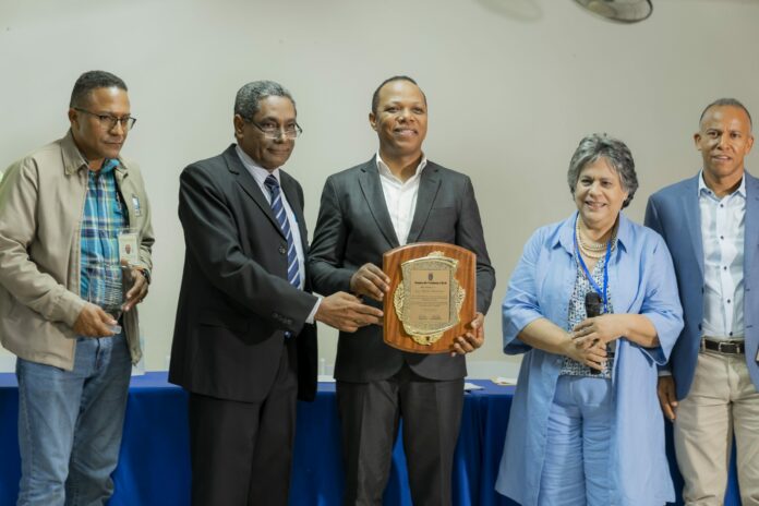 Juntas de vecinos reconocen trabajo de administrador de Edesur