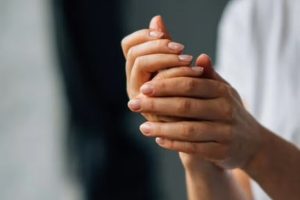 ¿Qué significa tener las uñas con rayas?