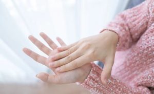 ¿Qué significa tener las uñas con rayas?
