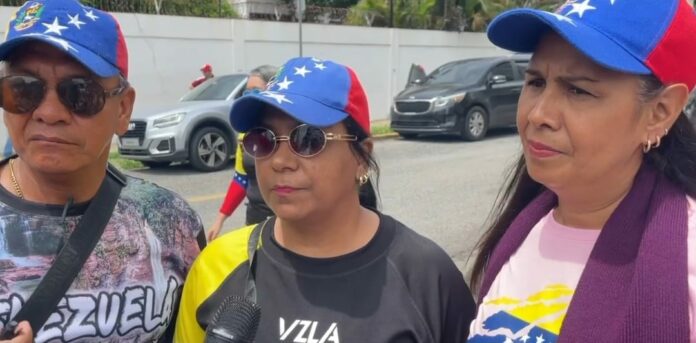Votantes en consulado