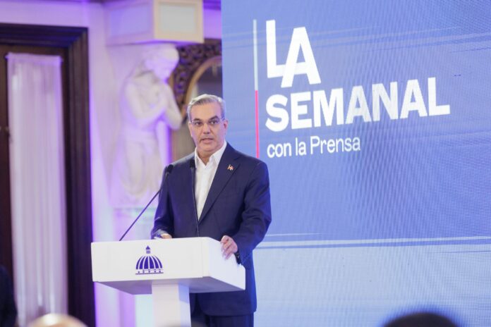 Abinader entrega la Bandera Nacional a la delegación RD irá a París