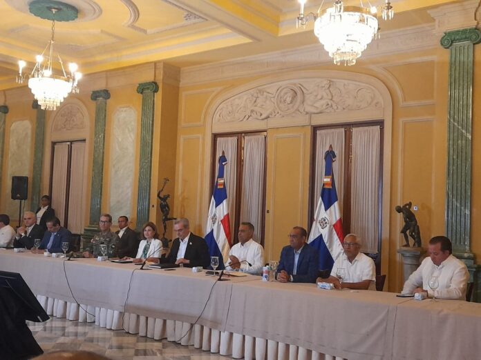 Abinader está reunido con funcionarios para ultimar medidas preventivas por Beryl