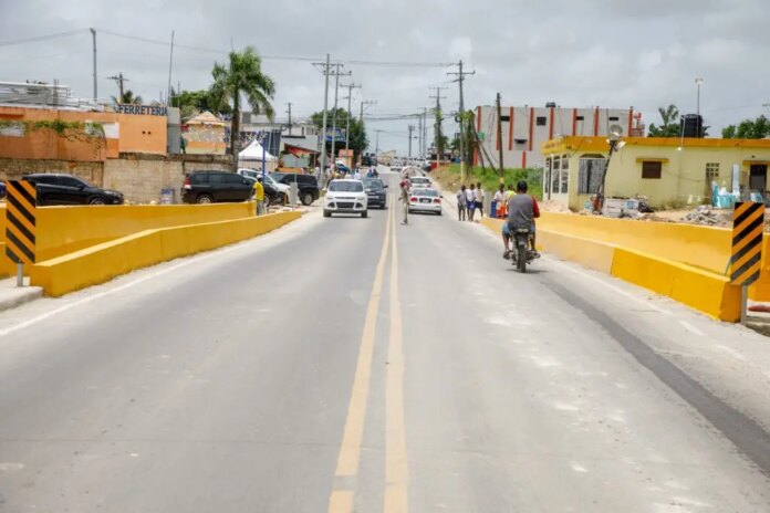 Abinader inaugura carretera y un puente en La Altagracia
