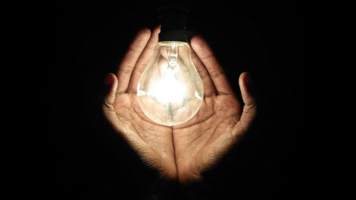 Apagones no dan tregua en sectores del Gran Santo Domingo y Azua