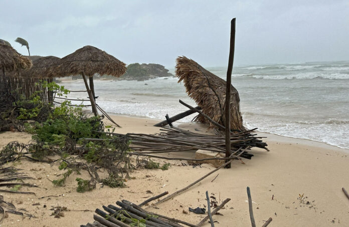 Beryl se degrada a tormenta tropical sobre la Península de Yucatán y amenaza a Texas