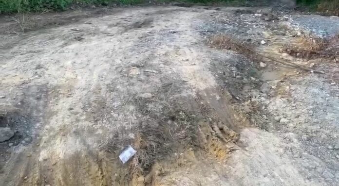 Comunidad en Moca encienden velas en reclamo de asfaltado y Tendido Eléctrico