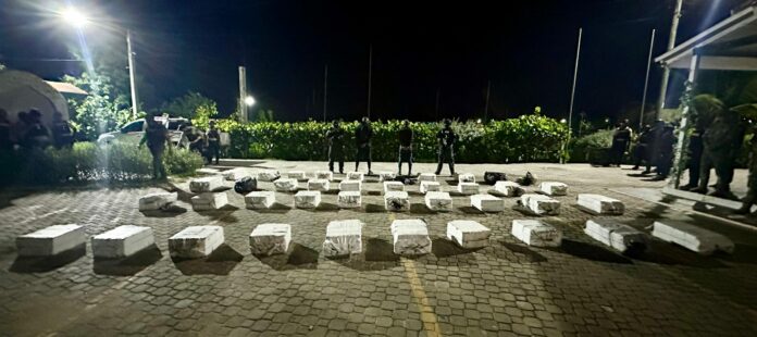 DNCD apresa dos personas y confisca mas de una tonelada de cocaína