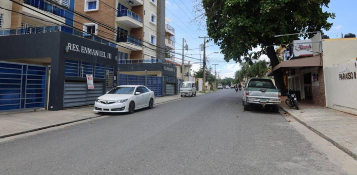 Denuncian en calle Guayubín Olivo, en Vista Hermosa, cobran «peaje» para recoger la basura