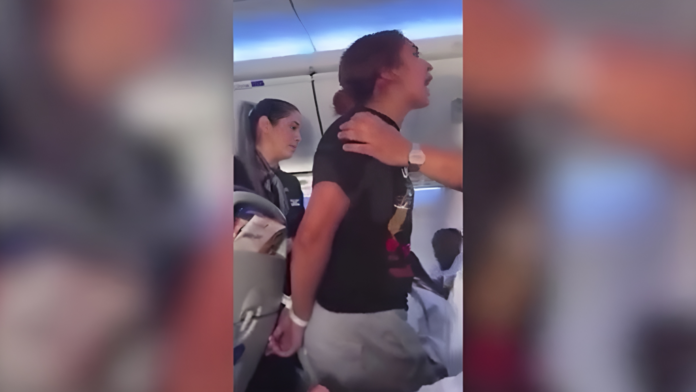 Desvían vuelo de United Airlines por mujer que mordió a tripulante