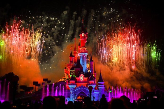 Disneyland París logra el récord Guinness por la mayor imagen aérea con 1.571 drones  