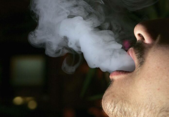 El Senado aprueba modificar ley para ampliar lugares donde se prohíba uso de hookah