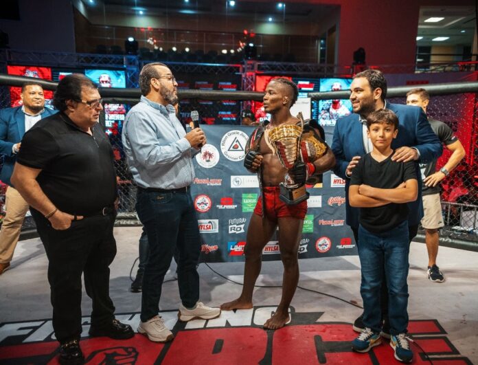 Elías Santos, primero de RD en ganar dos títulos MMA