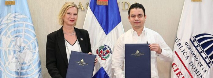 Firman acuerdo que busca reducir uso de papel