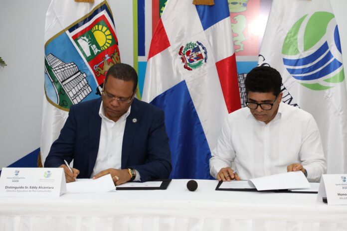 Firman convenio para fortalecer derechos de consumidores en SDE