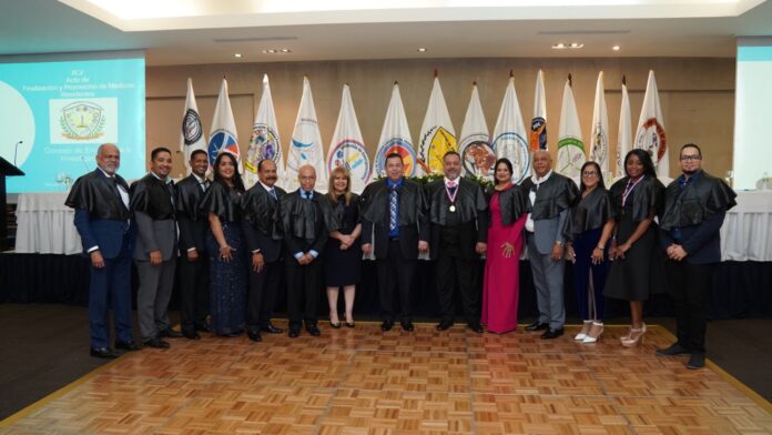 Hospital Moscoso Puello certifica a 77 especialistas