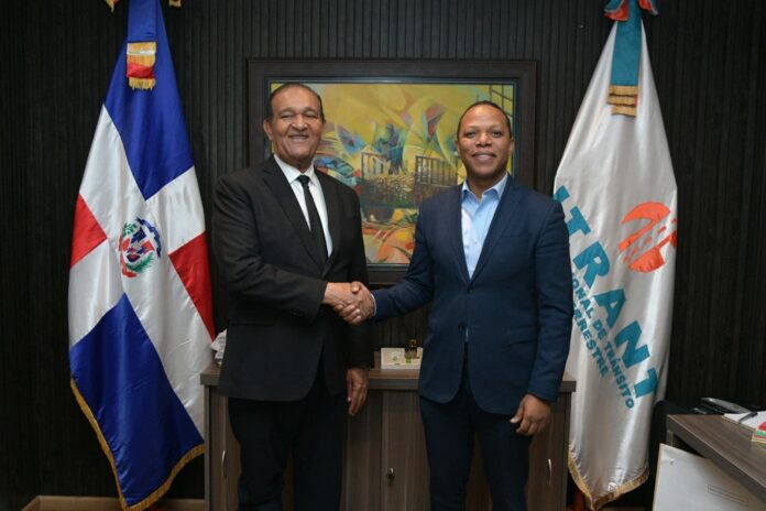 Milton Morrison se reúne con Antonio Marte quien le promete solución en la parada del Kilómetro 9