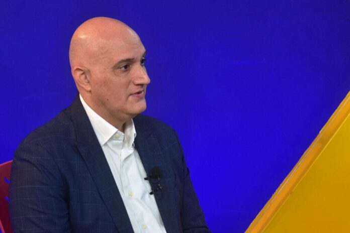 Ministro Economía se reúne con misión FMI; dice PIB crecerá 5%