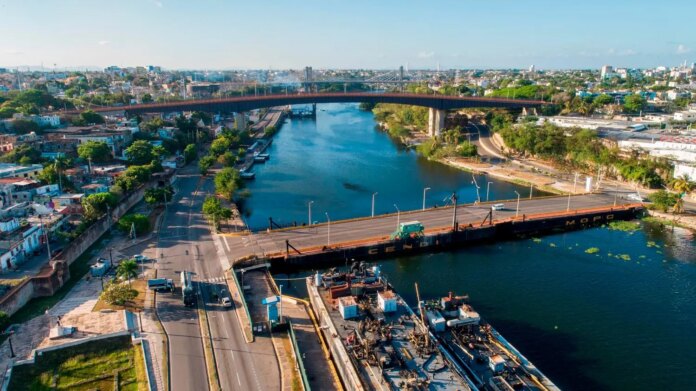 Obras Públicas cerrará este domingo el puente flotante por una hora
