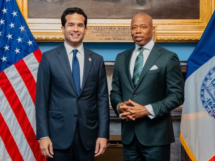 Omar y Eric Adams discuten iniciativas para mejorar condición de dominicanos en NY
