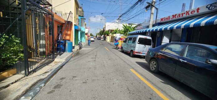 Residentes del Ensanche Isabelita SDE con el grito al cielo por la falta de agua
