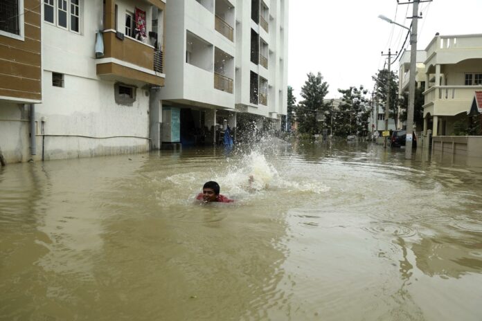Tres personas mueren electrocutadas a causa de las lluvias monzónicas en el oeste de India