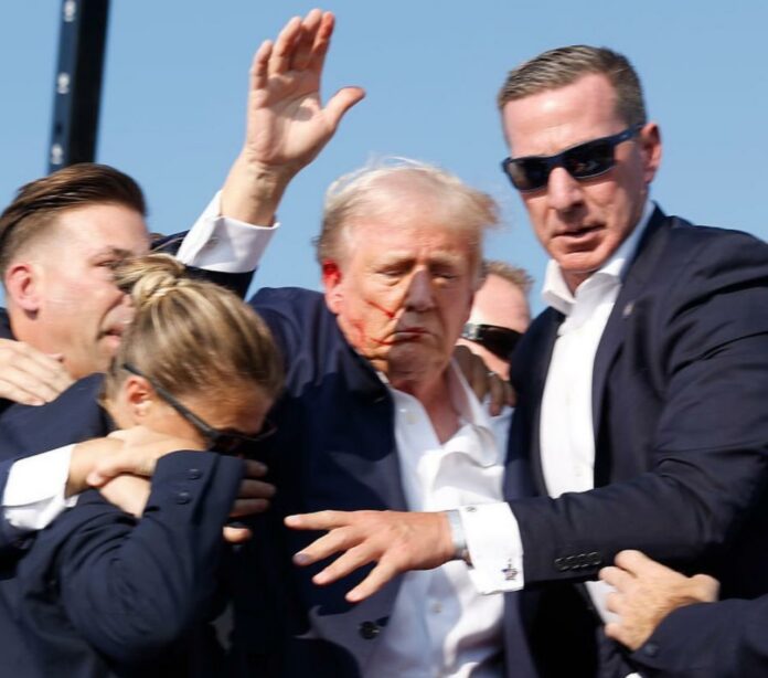 Trump es desalojado de mitin tras escucharse disparos; sangra de una oreja