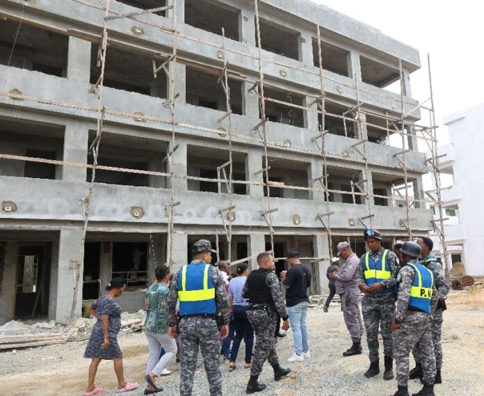 ¡Al fin! Cinco años después escuela avanza en construcción