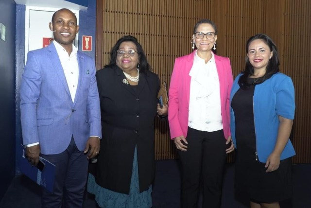 1723491014 65 Culminan con Exito Panel Hablemos De Salud Mental