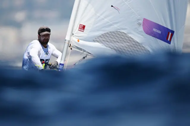 Peschiera maneja un velero.